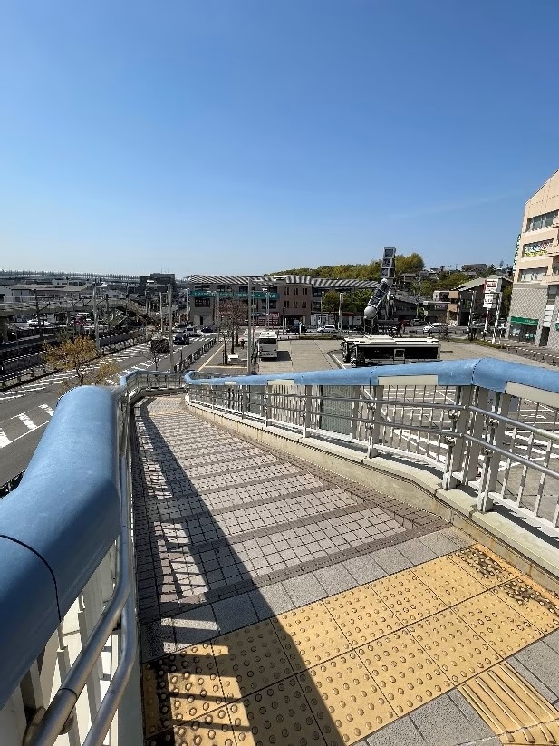 歩道橋を降りる