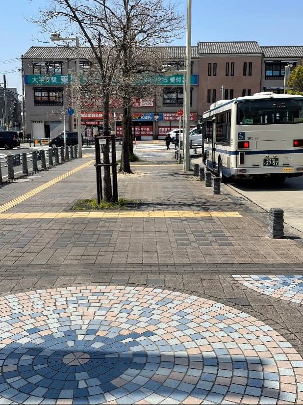 正面に見えるビルに向かい直進